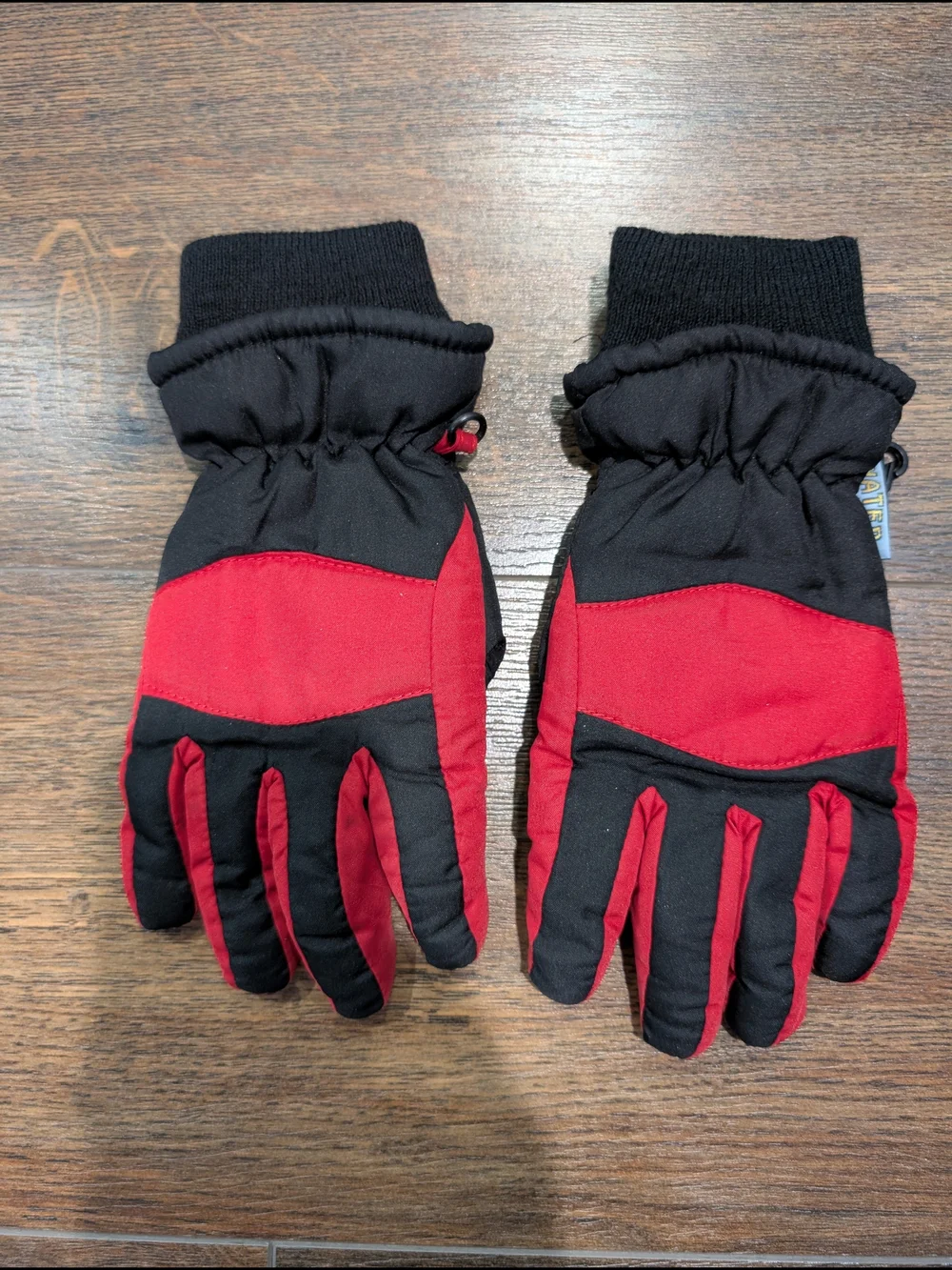3M Thinsulate Kids Black and Red Insulated Winter Gloves